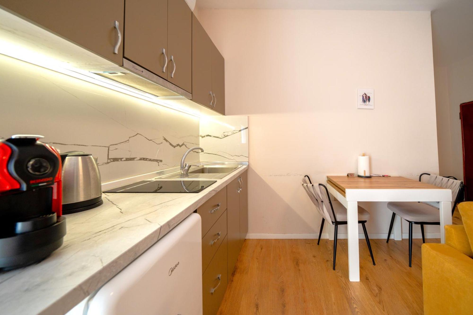 Colorful Comfy Condo Central ติรานา ภายนอก รูปภาพ