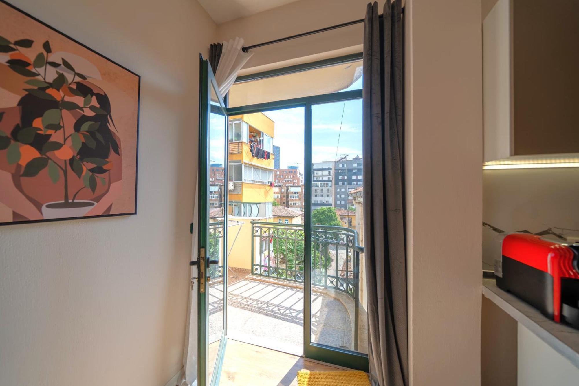 Colorful Comfy Condo Central ติรานา ภายนอก รูปภาพ